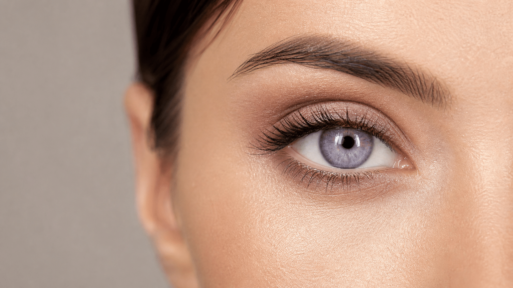 Regard bleu lavande subtil et maquillage doux